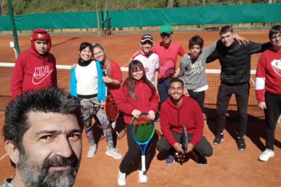 Club Atlético Independiente - CAMINO A LOS 100.000 SOCIOS  www.clubaindependiente.com/es/socios/noticias Independiente superó los 93  mil socios y el número sigue creciendo. Los hinchas del Rojo continúan  demostrando su amor por los colores