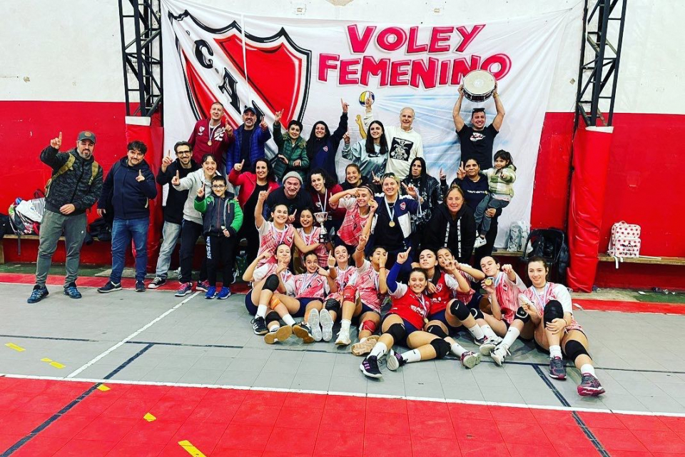 Club Atlético Independiente de Burzaco - VOLEY / MAYORES FEMENINO Este  domingo 20/11 a partir de las 15:00 hs, se estarán jugando las SEMIFINALES  de local! Las chicas se enfrentan a Cañuelas