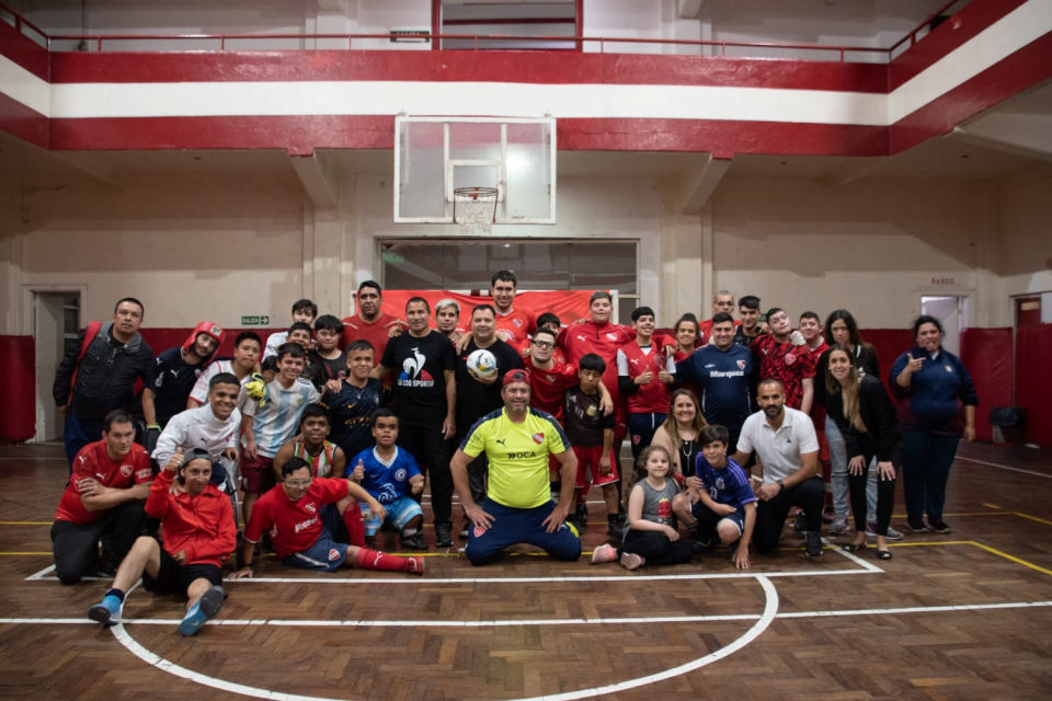 Club Atlético Independiente - CAMINO A LOS 100.000 SOCIOS  www.clubaindependiente.com/es/socios/noticias Independiente superó los 93  mil socios y el número sigue creciendo. Los hinchas del Rojo continúan  demostrando su amor por los colores