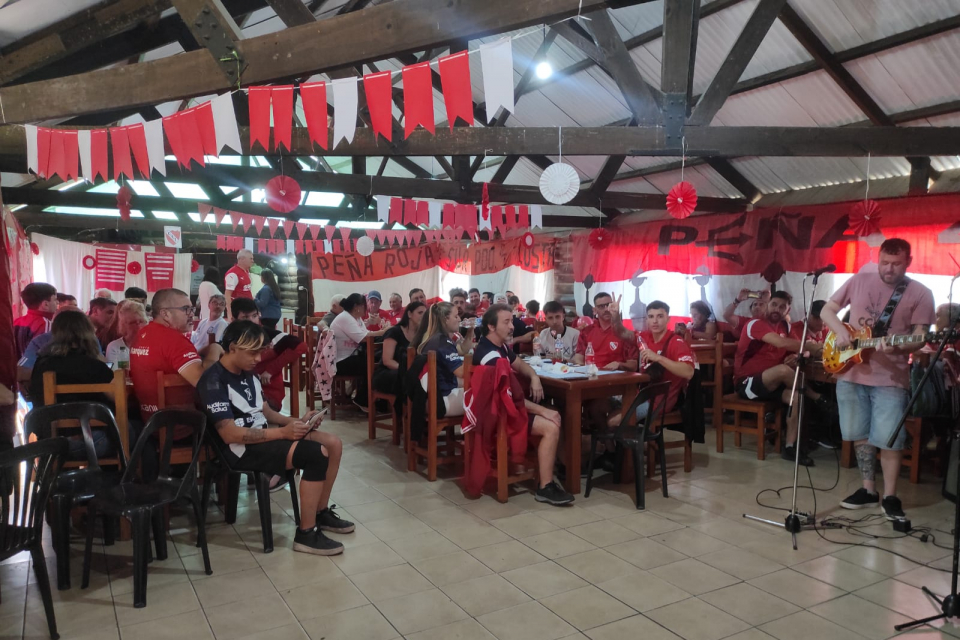 Club Atlético Independiente - CAMINO A LOS 100.000 SOCIOS  www.clubaindependiente.com/es/socios/noticias Independiente superó los 93  mil socios y el número sigue creciendo. Los hinchas del Rojo continúan  demostrando su amor por los colores